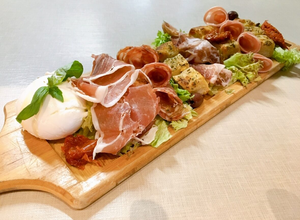 Antipasto-plank met burrata, Parma ham en bruschette