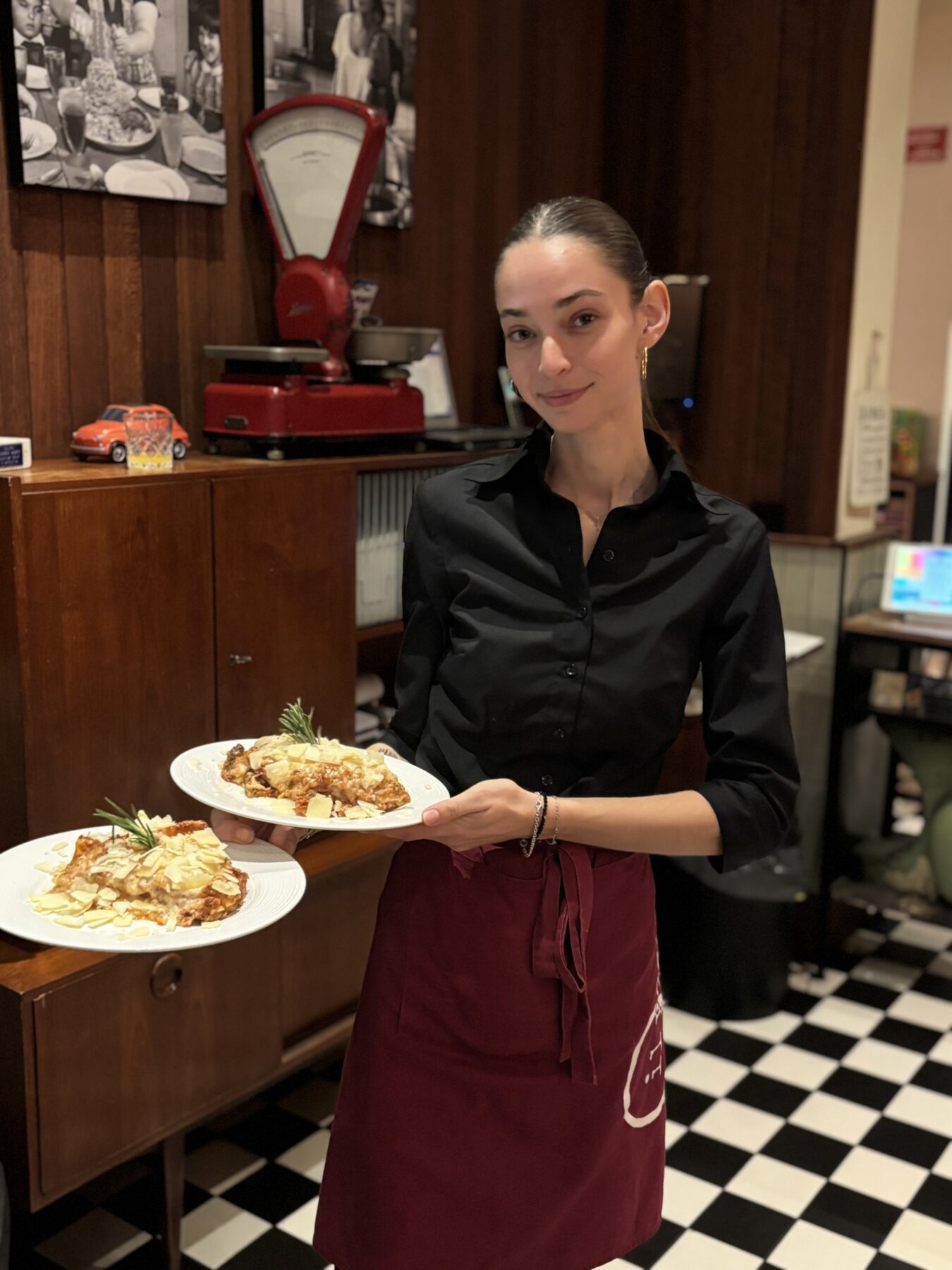 Bediening met twee borden pasta