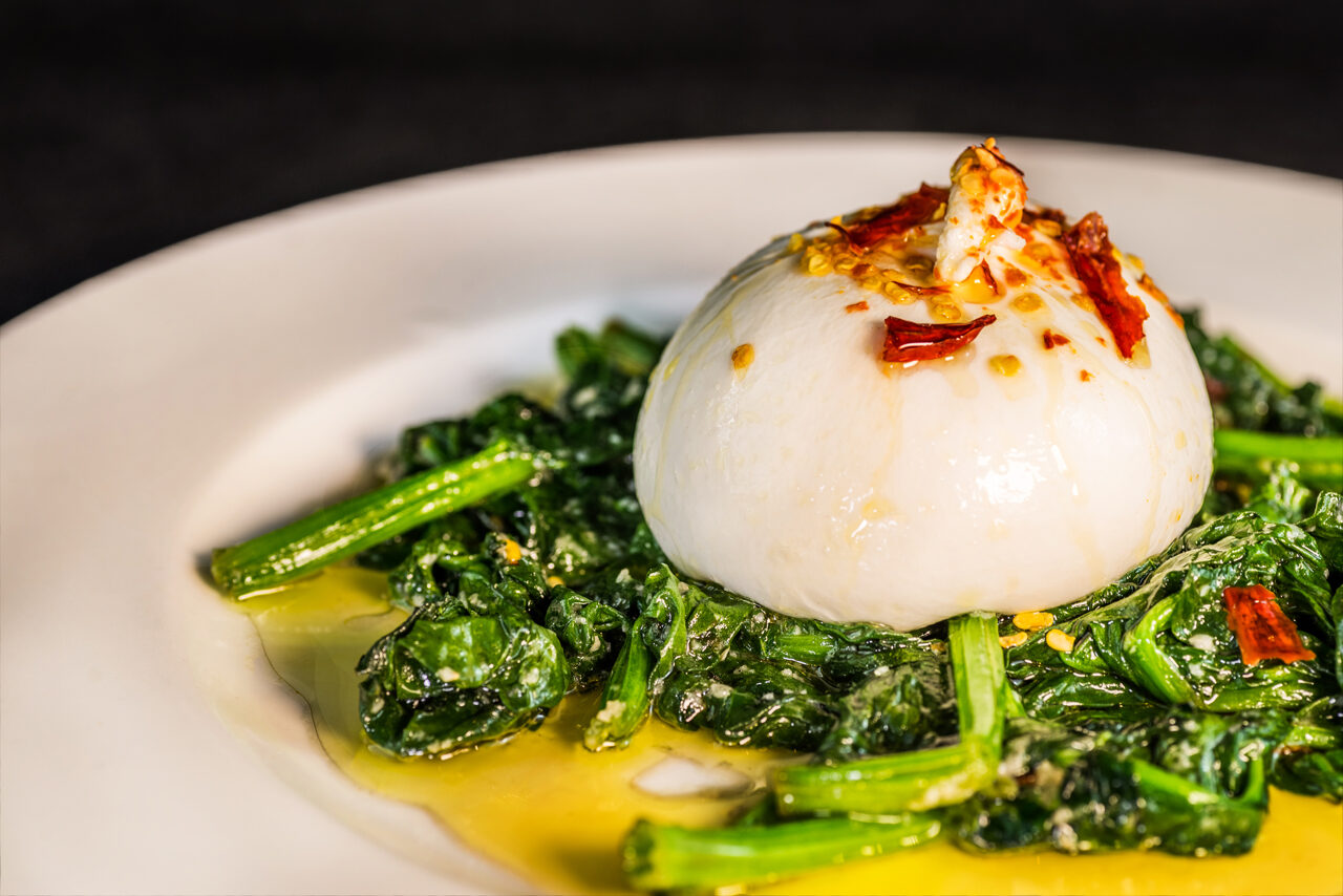Burrata op gestoofde spinazie met peperoncino