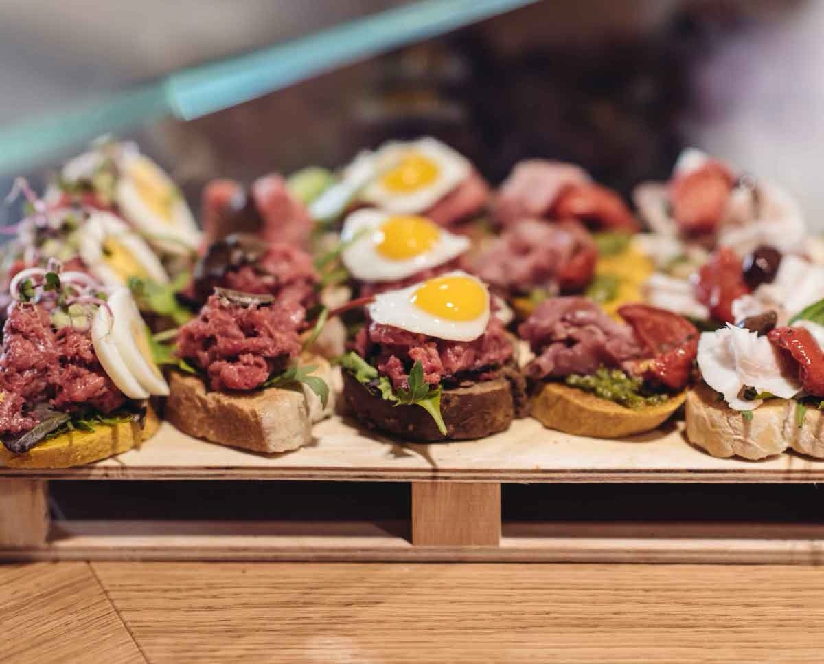 Cicchetti op een houten plank