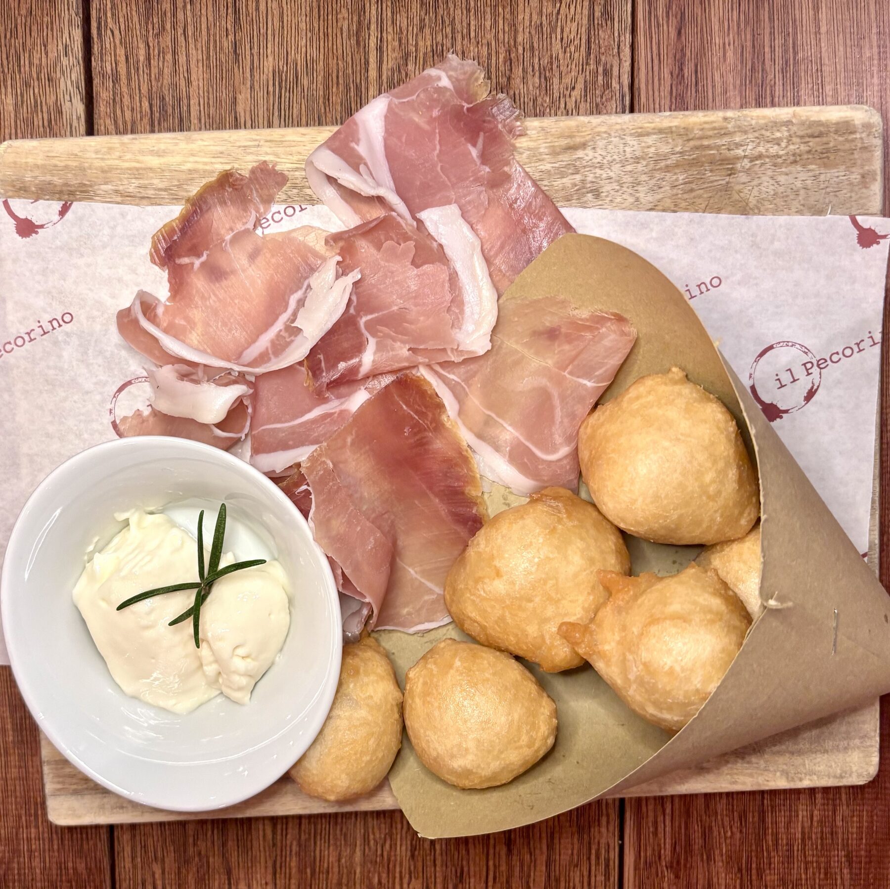 Coccoli Fiorentini met prosciutto en stracchino