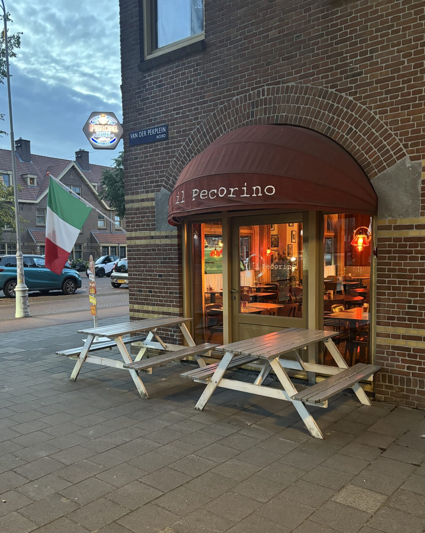De ingang van il Pecorino in de avond