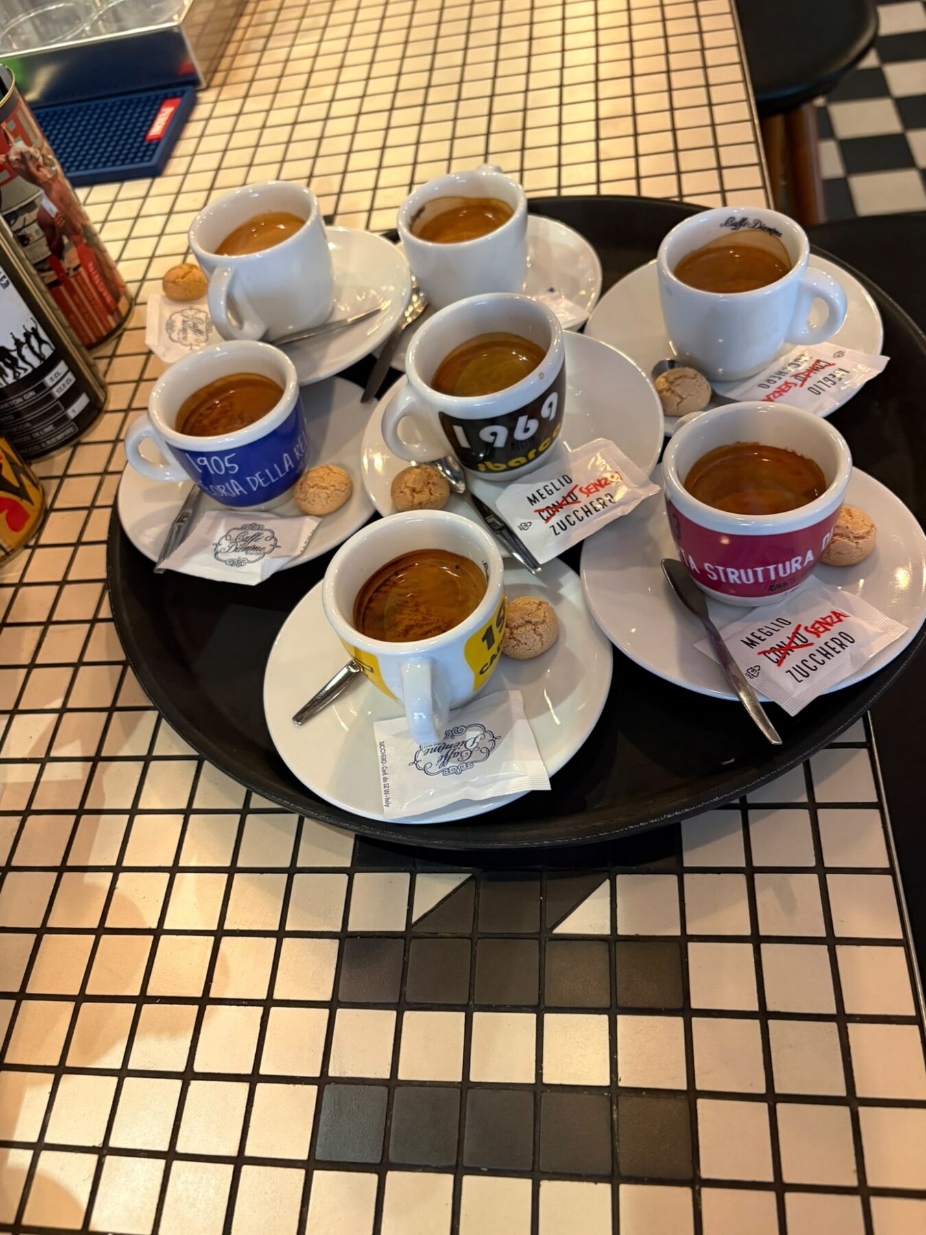 Italiaanse espresso op een geblokt tafeltje