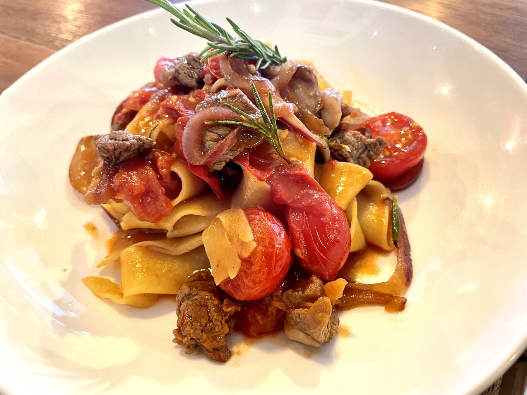Pappardelle met ragù en geroosterde tomaat