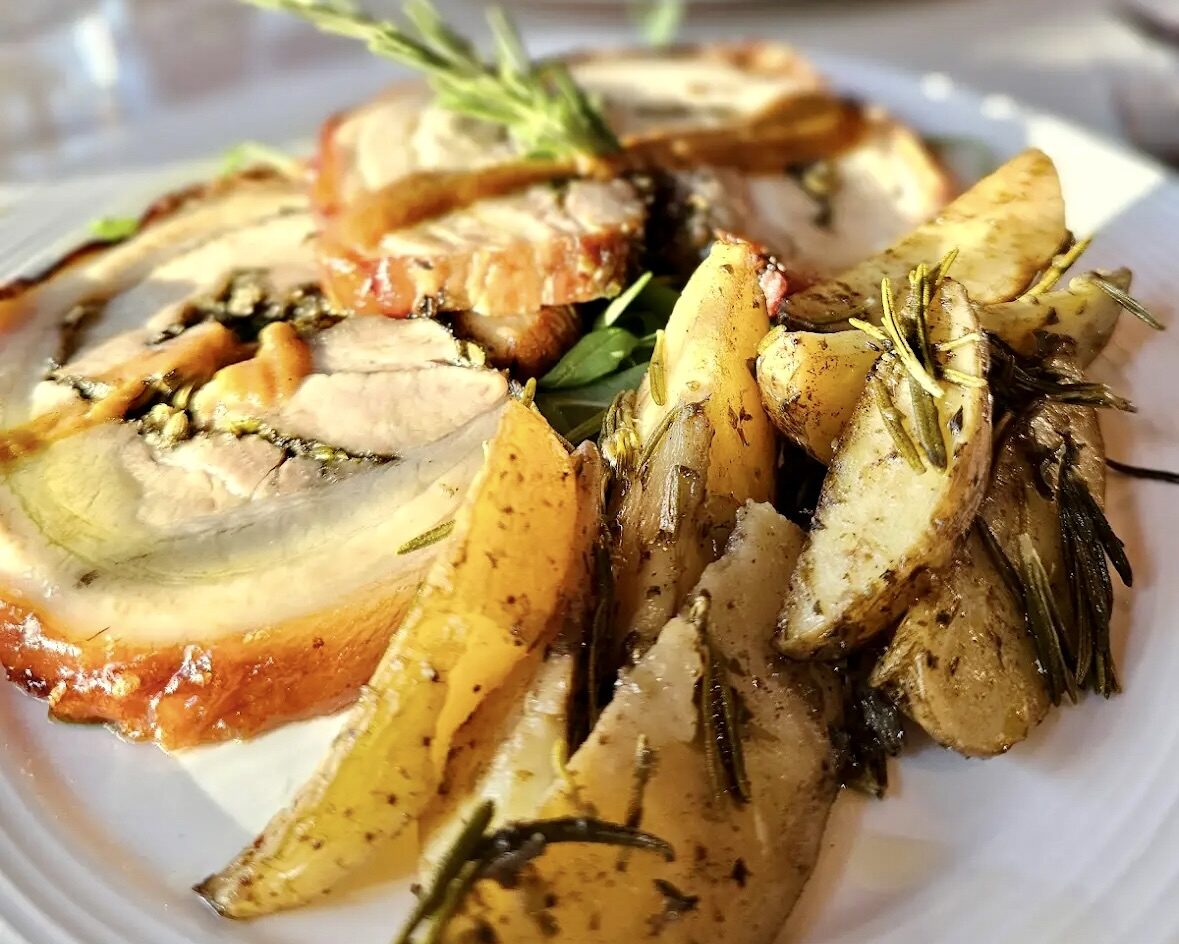 Porchetta met aardappelen en rozemarijn