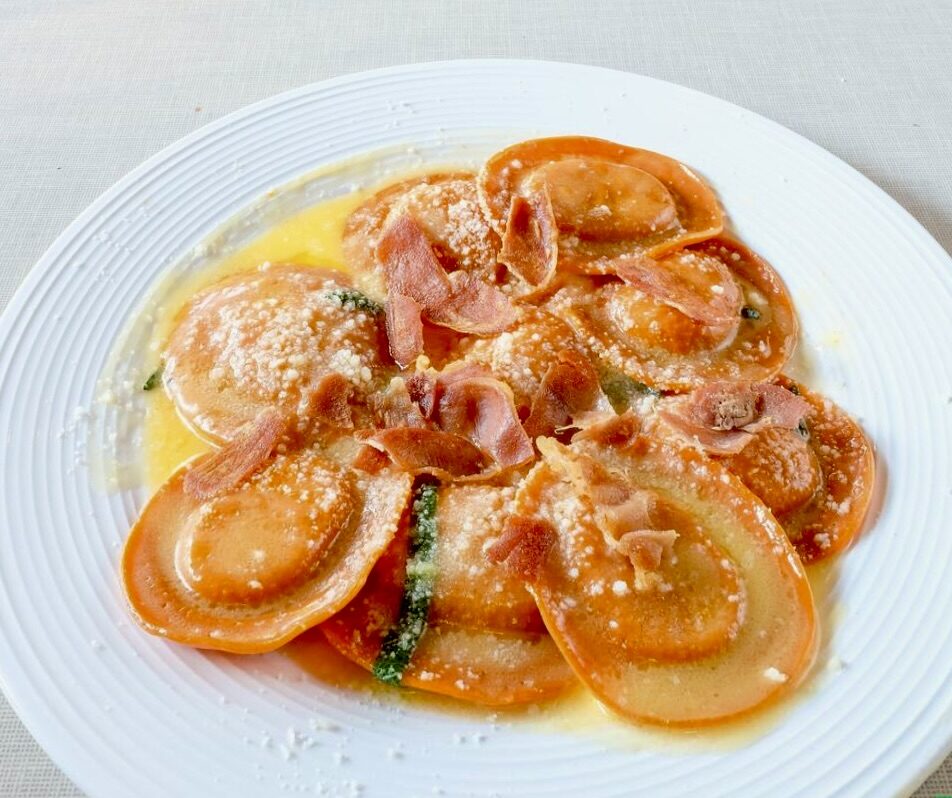 Gevulde pasta van de chef met salie en Parma ham